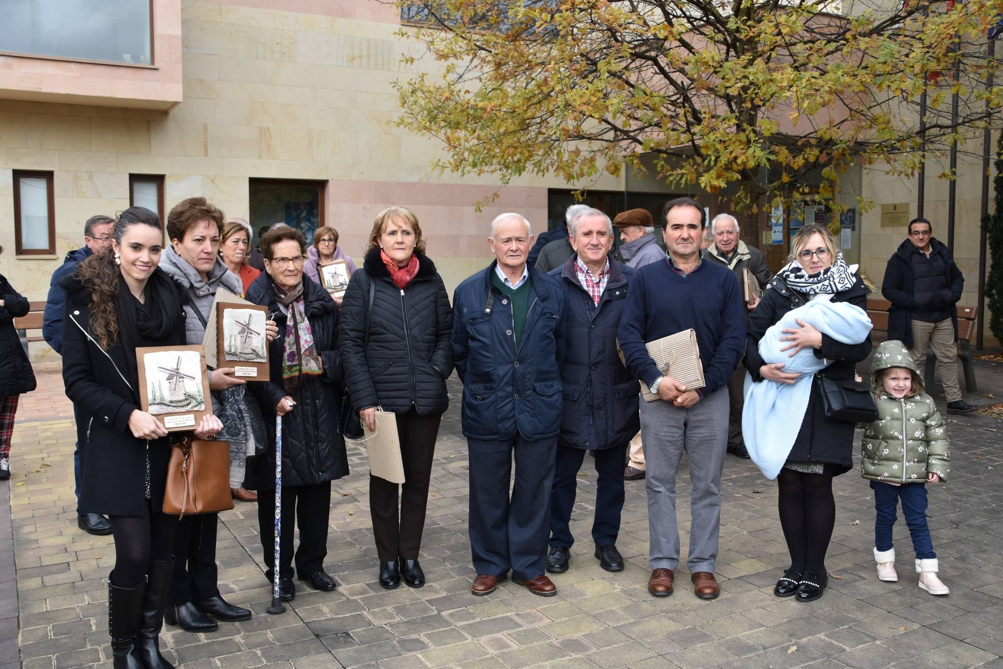 El Ayuntamiento de Ocón, dentro de los actos de los '40 años de ayuntamientos democráticos', celebró un homenaje a los alcaldes, concejales y representantes que han ejercido su labor en algún momento desde 1979 hasta la actualidad.