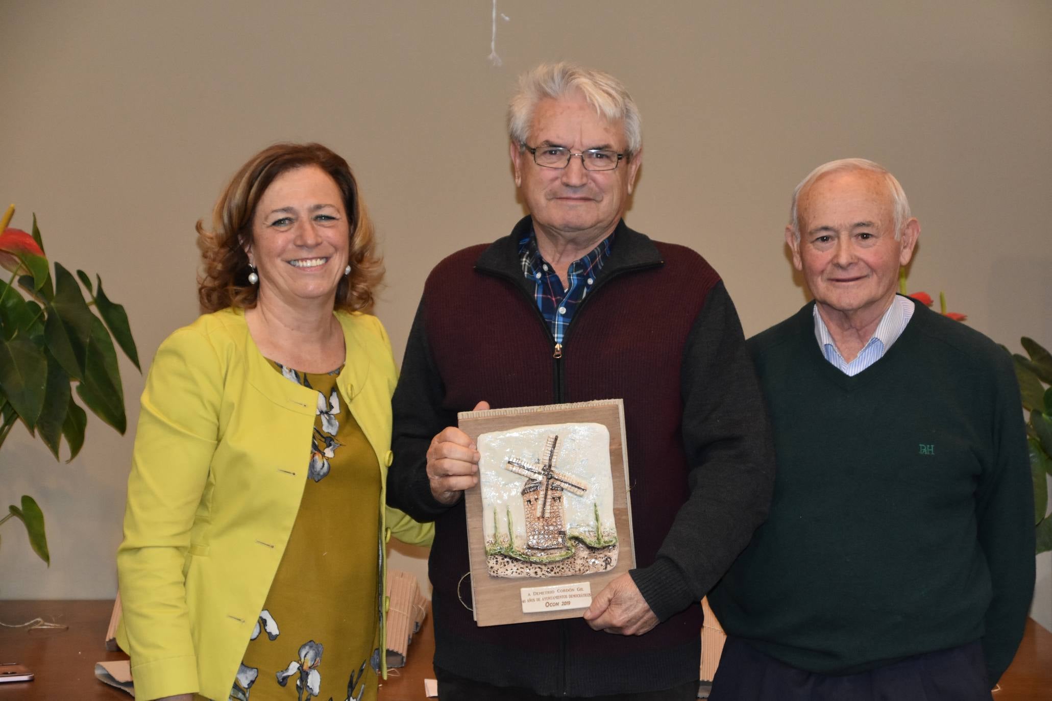 El Ayuntamiento de Ocón, dentro de los actos de los '40 años de ayuntamientos democráticos', celebró un homenaje a los alcaldes, concejales y representantes que han ejercido su labor en algún momento desde 1979 hasta la actualidad.