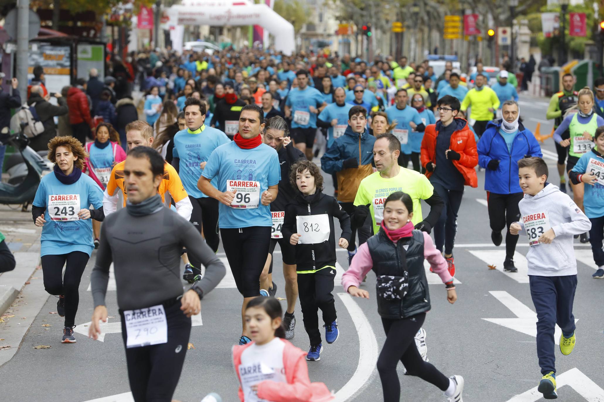 Cientos de familias y amigos han salido este domingo a hacer deporte por la capital riojana... ¡con un ambientazo increíble!