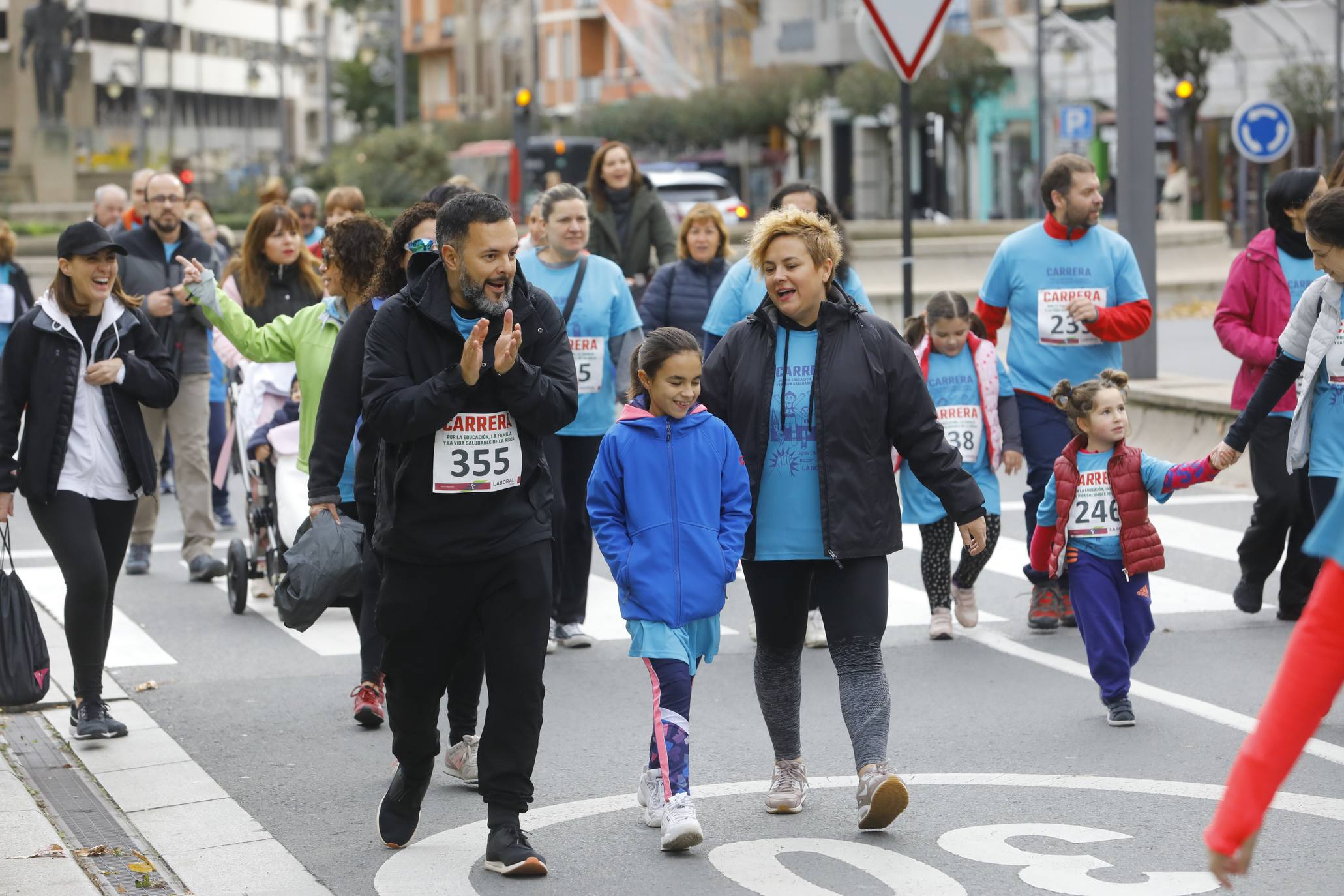 Cientos de familias y amigos han salido este domingo a hacer deporte por la capital riojana... ¡con un ambientazo increíble!