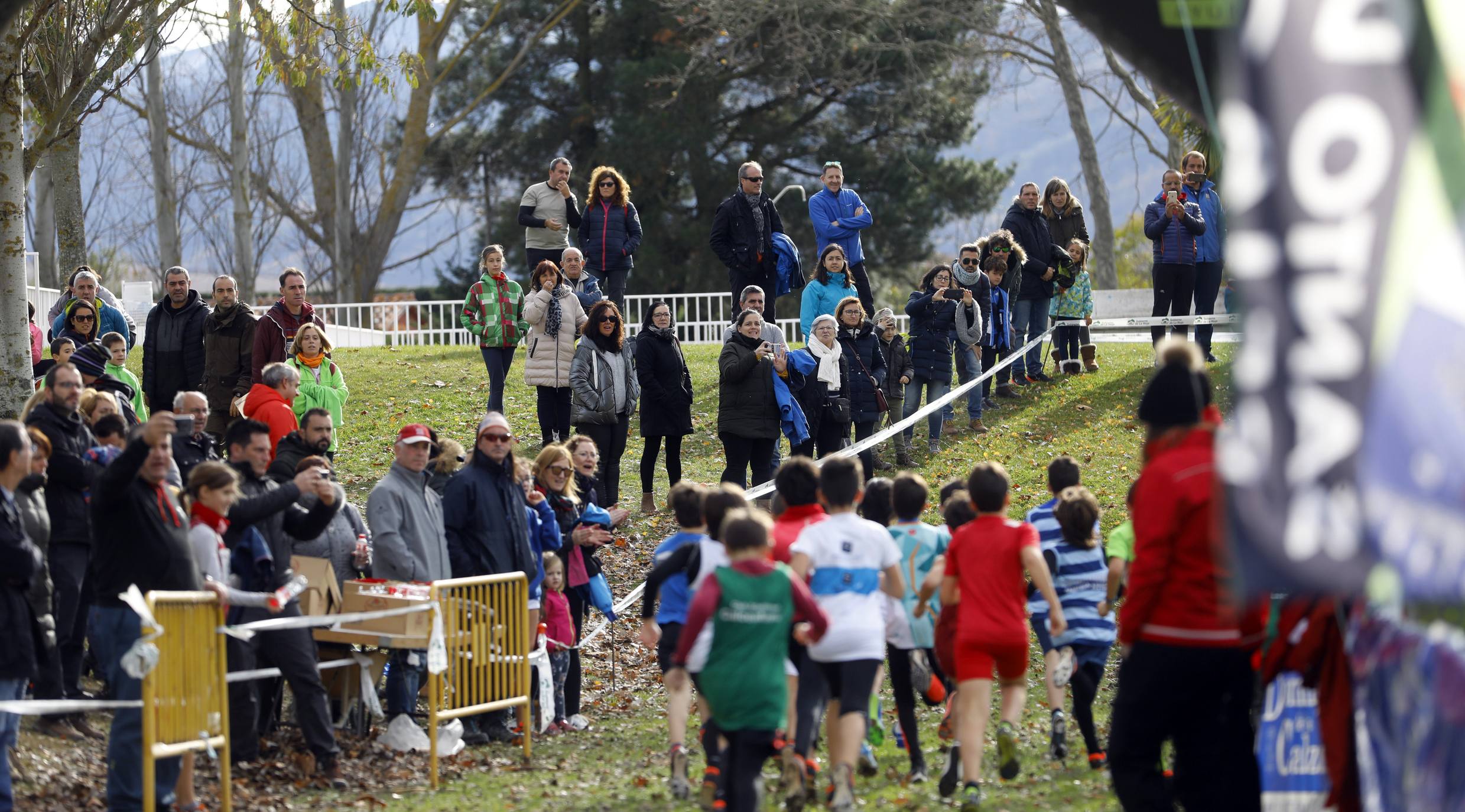 La galería de imágenes de la jornada de Cross en el municipio lo resume todo: mucho ambiente, risas y ejercicio físico en un día muy especial para todos los pequeños guerreros