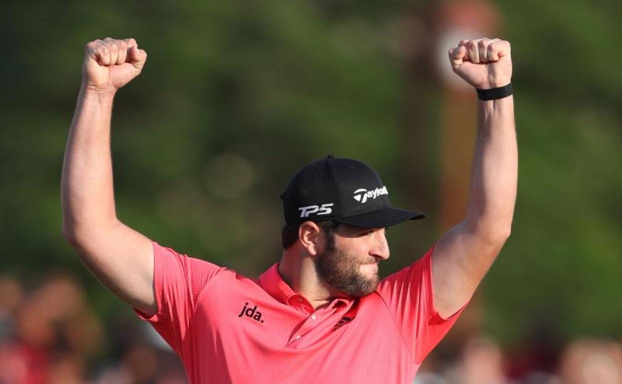 Jon Rahm celebrando la victoria en el 'Race' de Dubai 