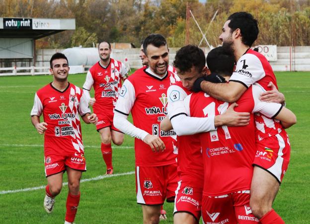 Los jugadores del Varea celebran uno de los tres goles que firmó ayer Daniel. 