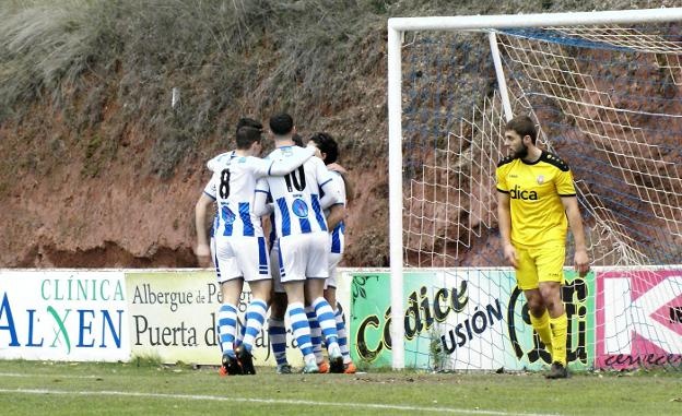 Los blanquiazules felicitan a Dani Gómez por el primer gol, mientras los rinconeros se miran contrariados. 