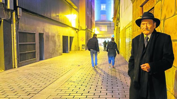 José Luis Hernández, esta semana en la calle Ollerías al caer la noche y en el punto donde se encontraba con sus amigos cuando explosionó el coche