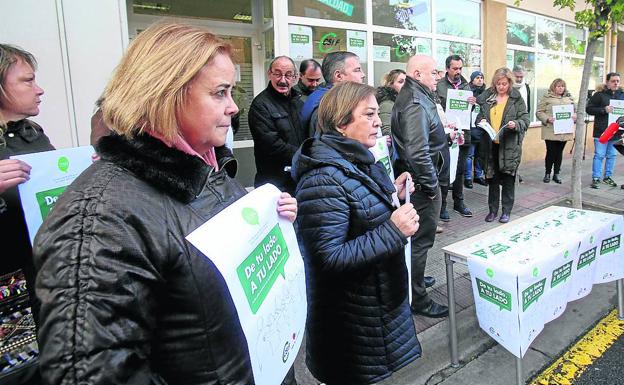 Miembros de CSIF encendieron 52 velas en recuerdo de las víctimas mortales.