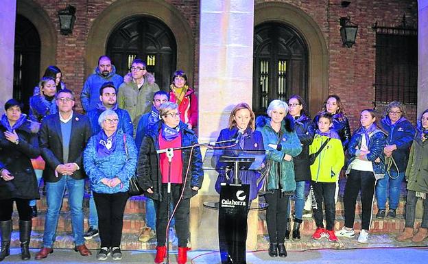 Imagen principal - Acto celebrado en Calahorra; concentración en la plaza de la Paz de Haro; y acto organizado por Comisiones Obreras frente a la Delegación del Gobierno .