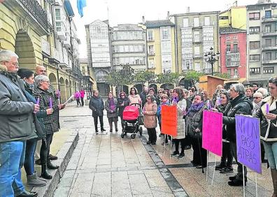 Imagen secundaria 1 - Acto celebrado en Calahorra; concentración en la plaza de la Paz de Haro; y acto organizado por Comisiones Obreras frente a la Delegación del Gobierno .