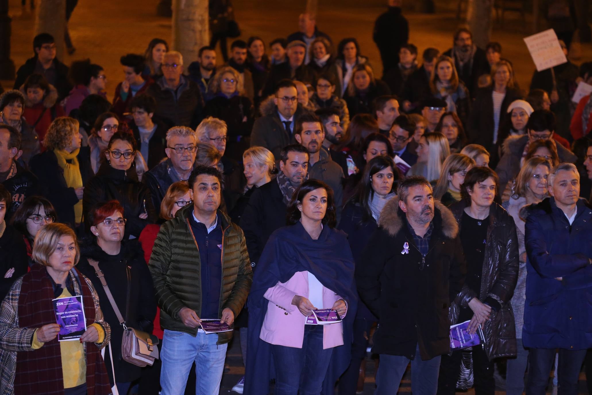 Una concentración ha tenido lugar en El Espolón y la otra ha discurrido por la calle Portales. 