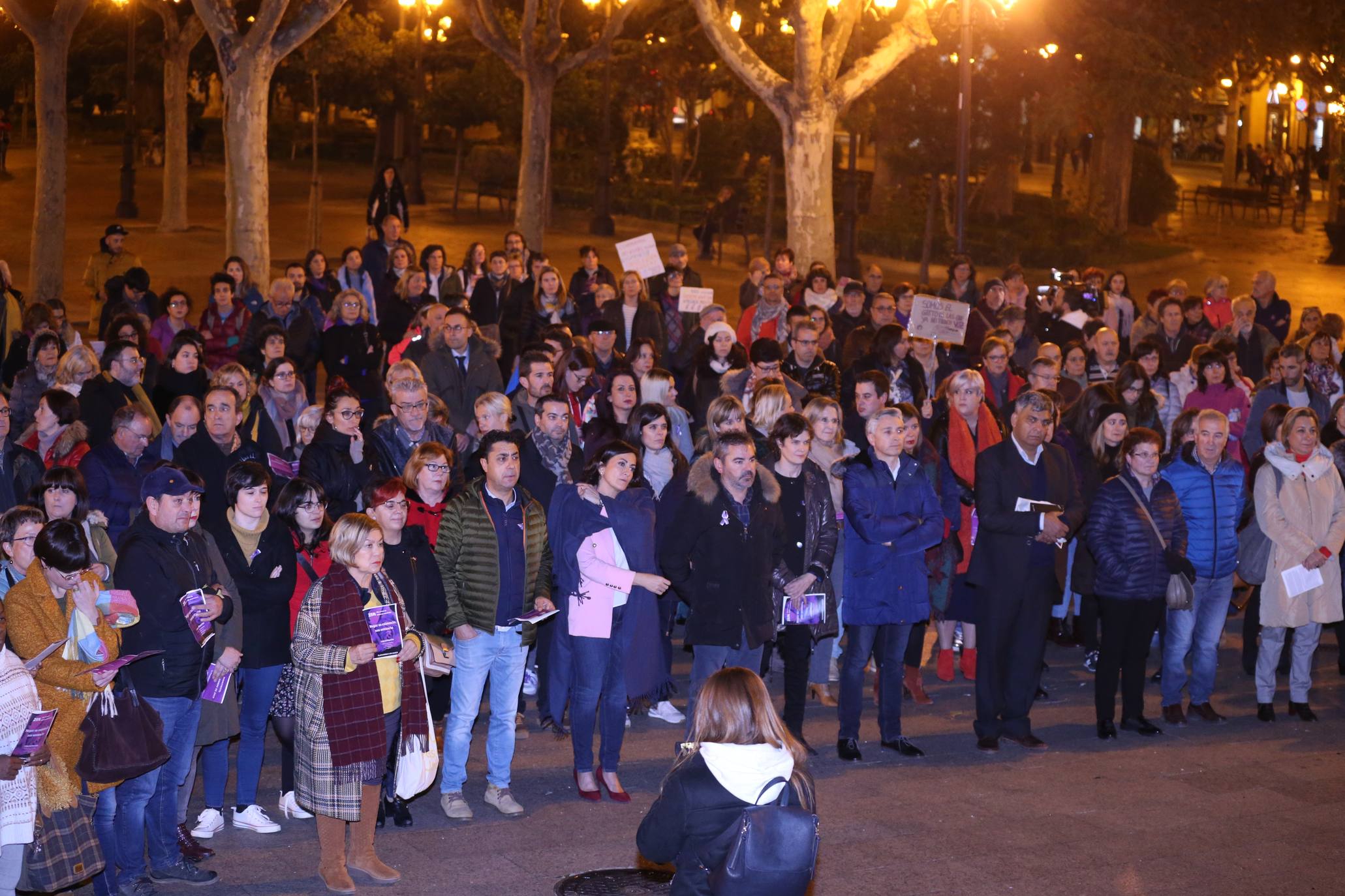 Una concentración ha tenido lugar en El Espolón y la otra ha discurrido por la calle Portales. 