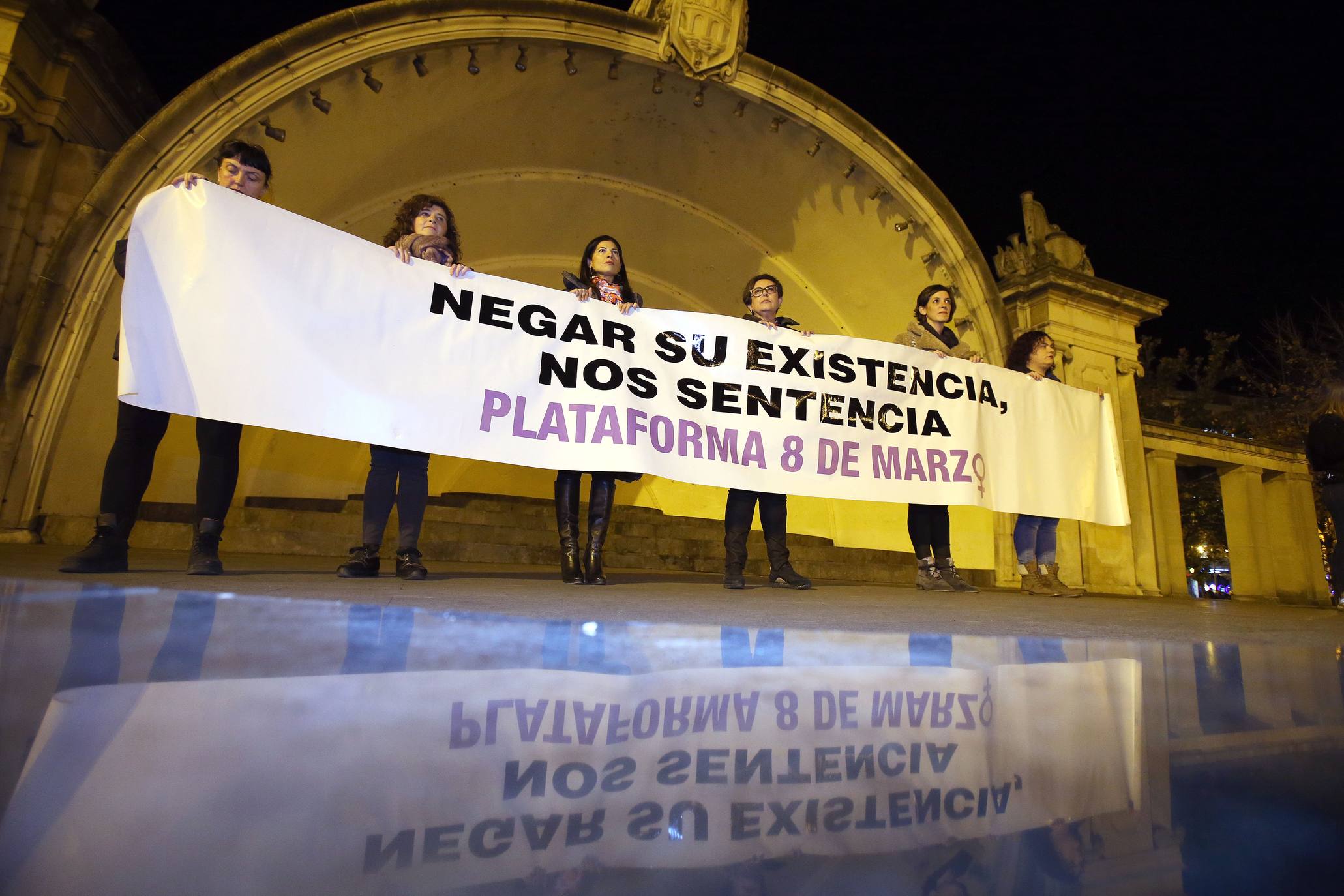 Una concentración ha tenido lugar en El Espolón y la otra ha discurrido por la calle Portales. 