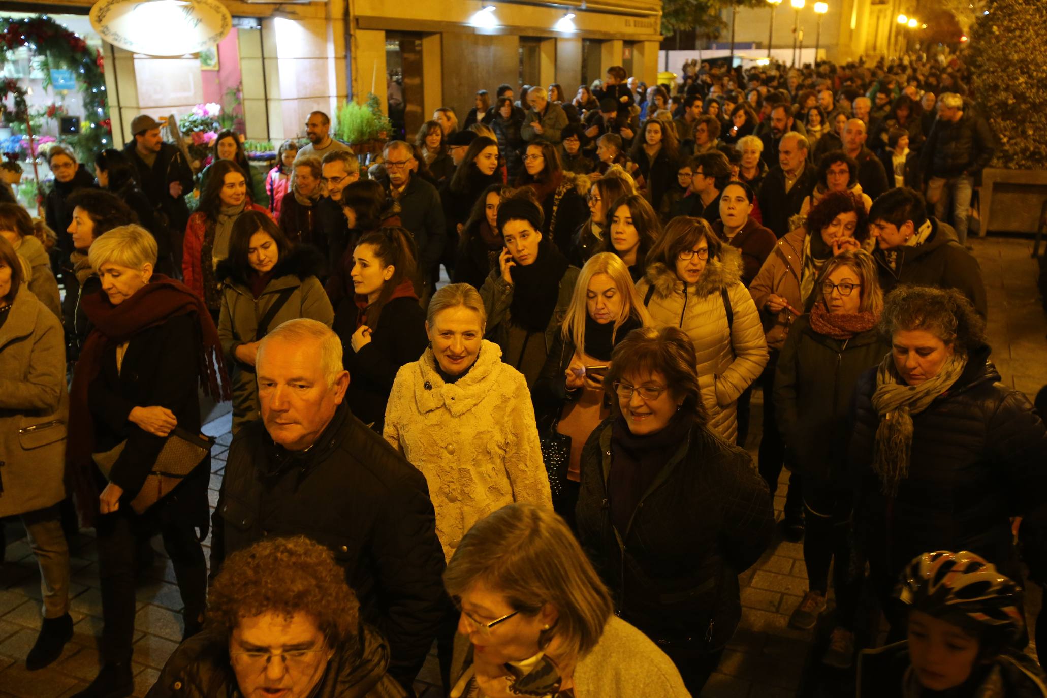 Una concentración ha tenido lugar en El Espolón y la otra ha discurrido por la calle Portales. 