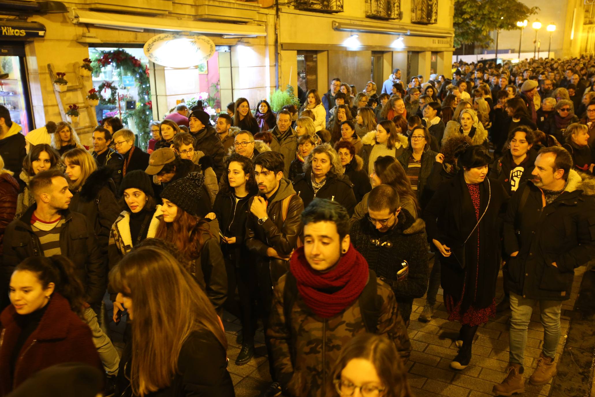 Una concentración ha tenido lugar en El Espolón y la otra ha discurrido por la calle Portales. 