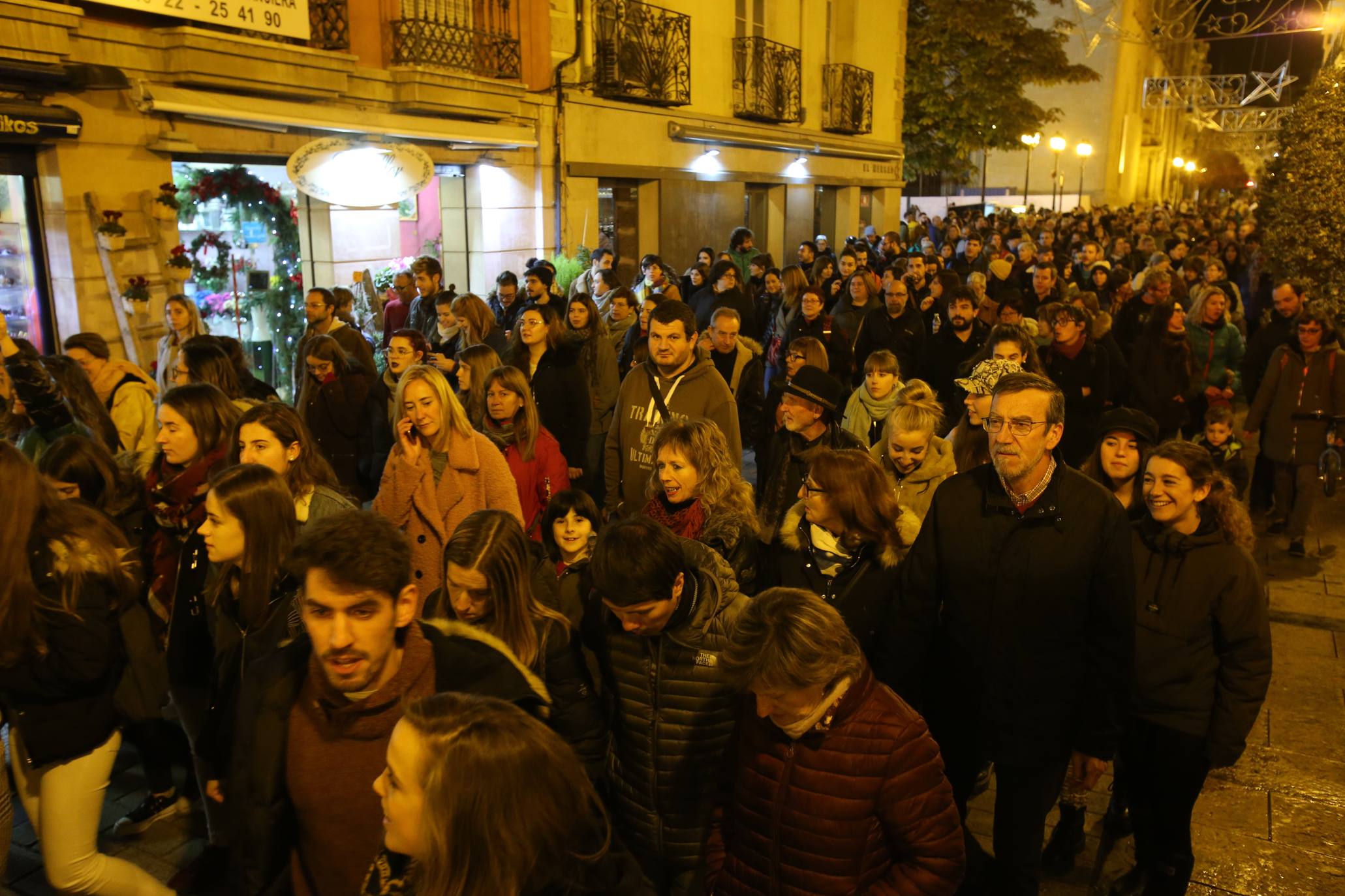 Una concentración ha tenido lugar en El Espolón y la otra ha discurrido por la calle Portales. 