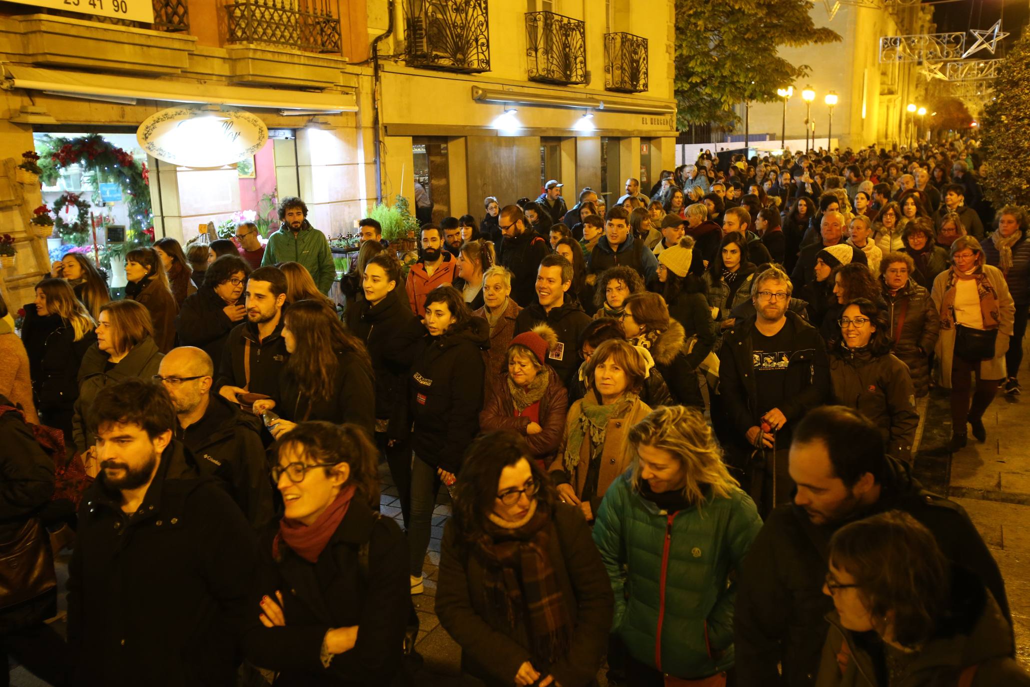 Una concentración ha tenido lugar en El Espolón y la otra ha discurrido por la calle Portales. 