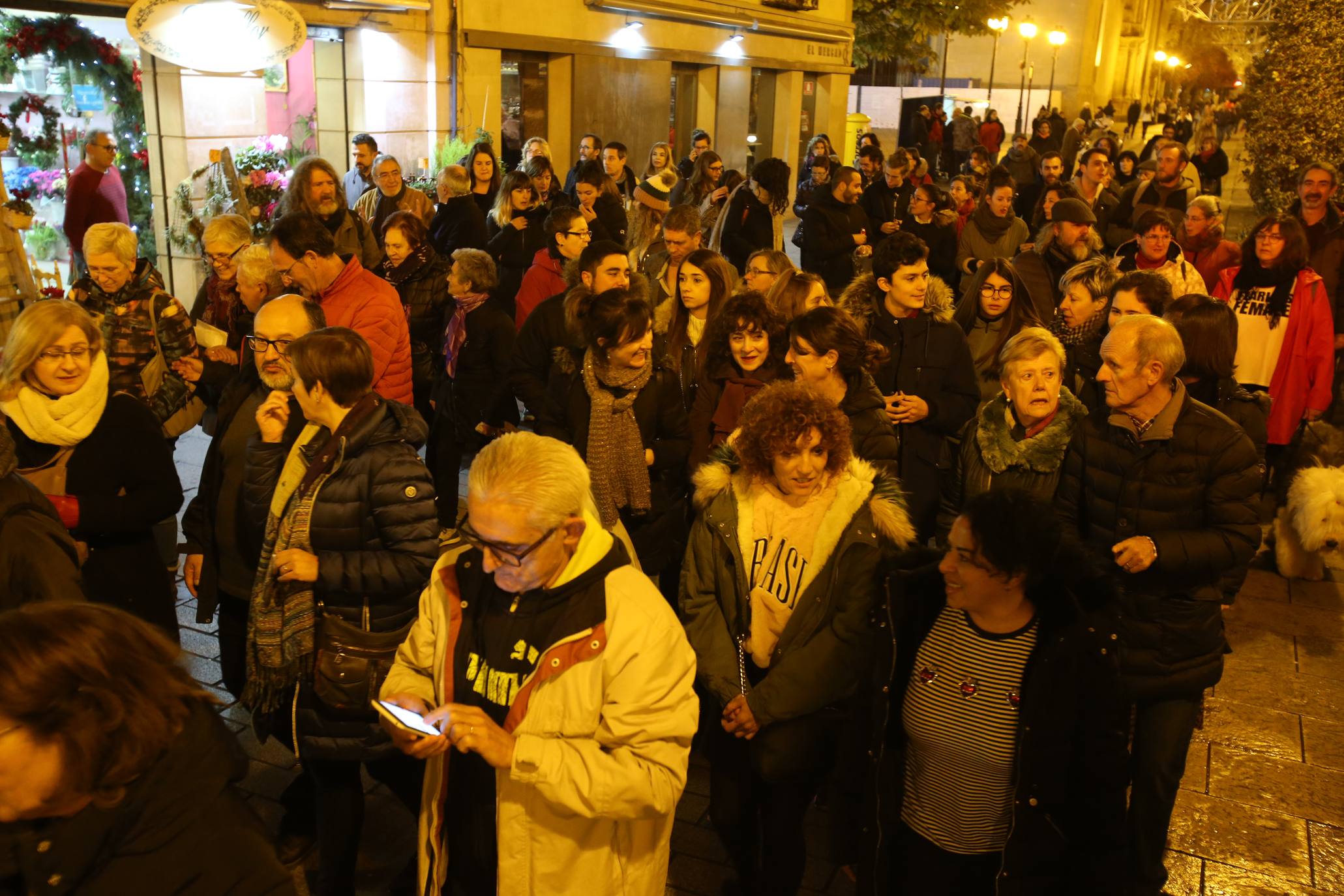 Una concentración ha tenido lugar en El Espolón y la otra ha discurrido por la calle Portales. 