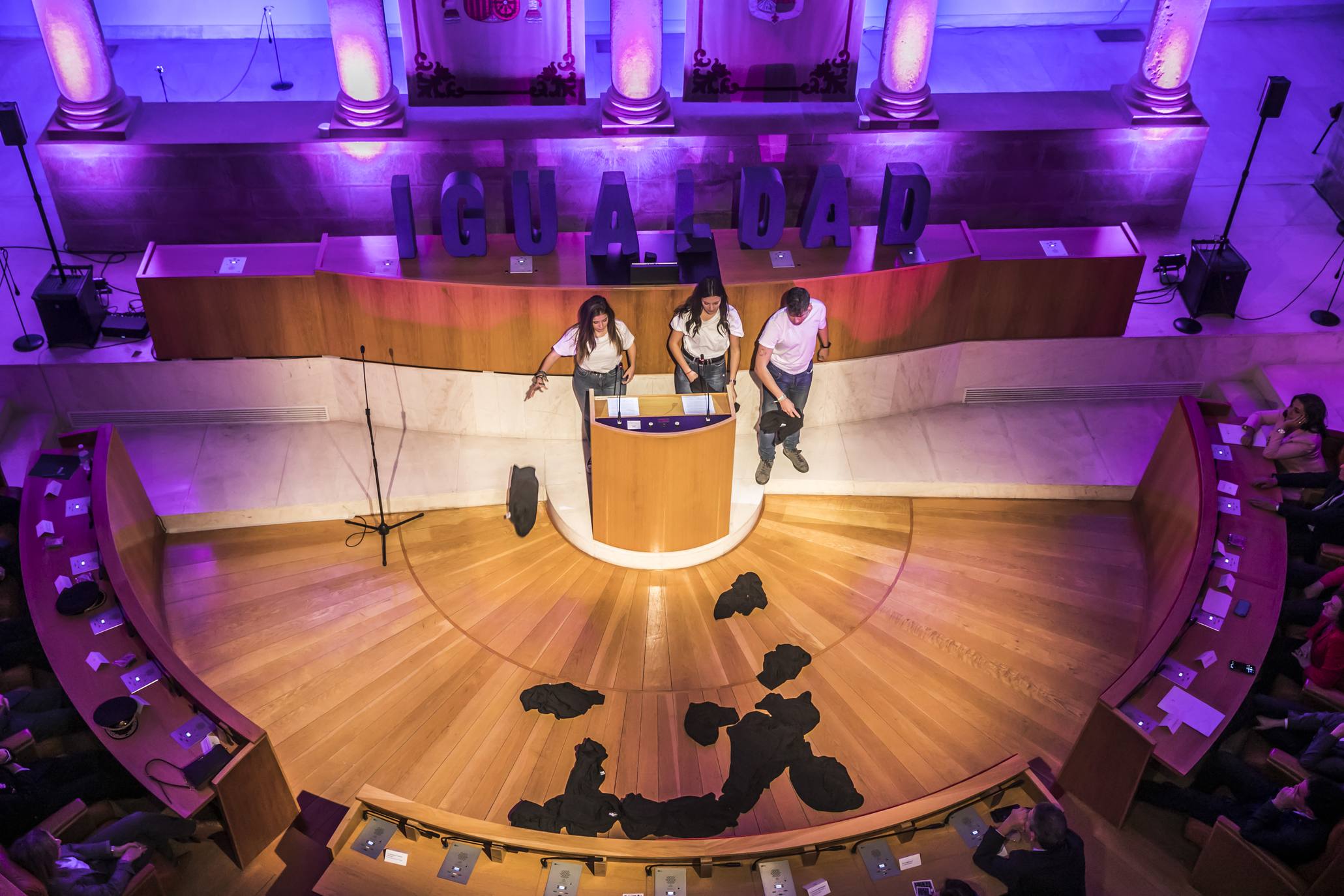 Fotos: Performance de estudiantes de la UR en el Parlamento por el Día Internacional de la Eliminación de la Violencia contra la Mujer