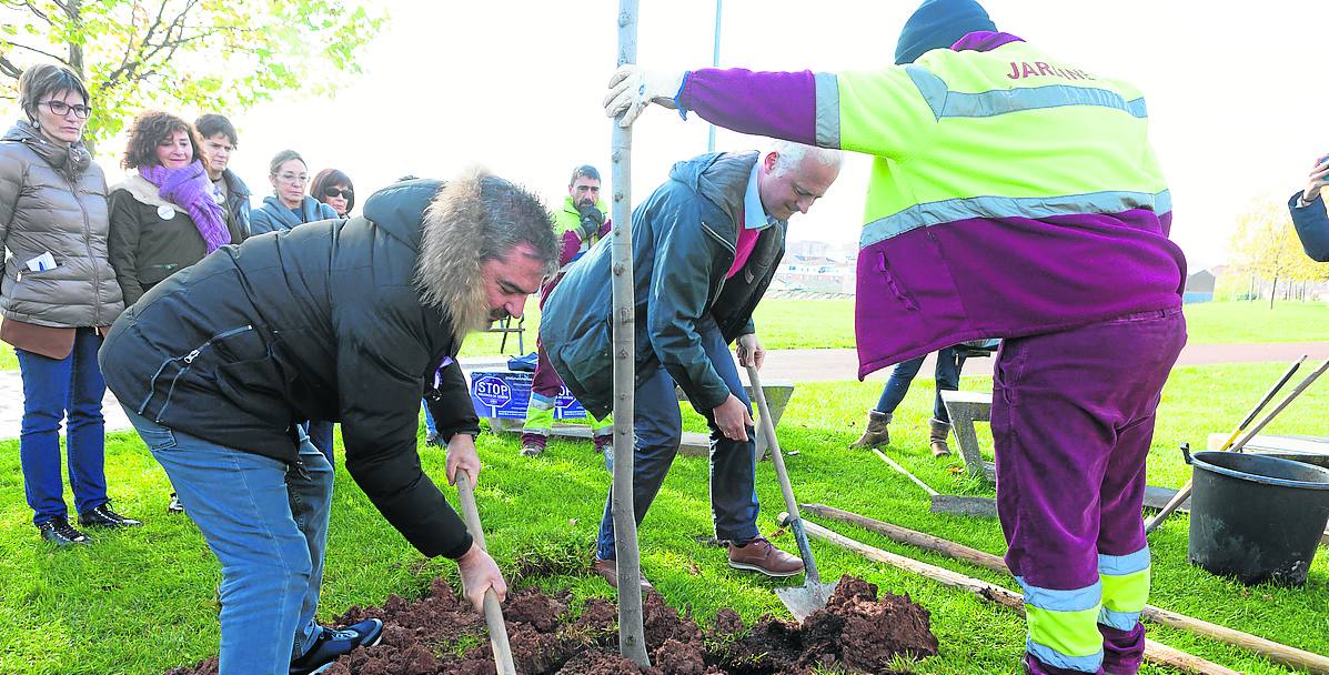 UGT reeditó un año más su plantación de árboles en el 'Bosque Vivo'.