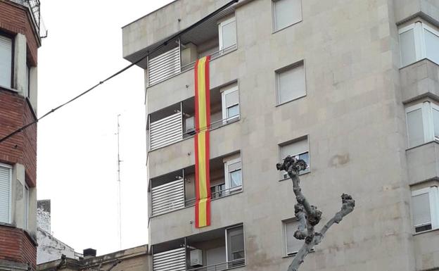 Empiezan a colocar banderas de España ante la manifestacion del sabado. Bandera colocada en un edificio de viviendas en Bebricio, desde donde partirá la manifestacion.