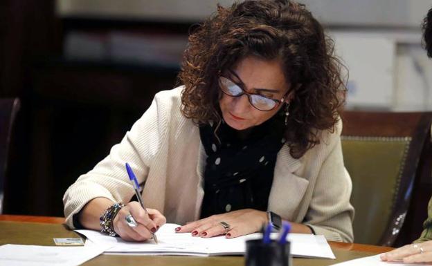 La ministra de Hacienda en funciones, María Jesús Montero, se acredita como diputada en el Congreso.