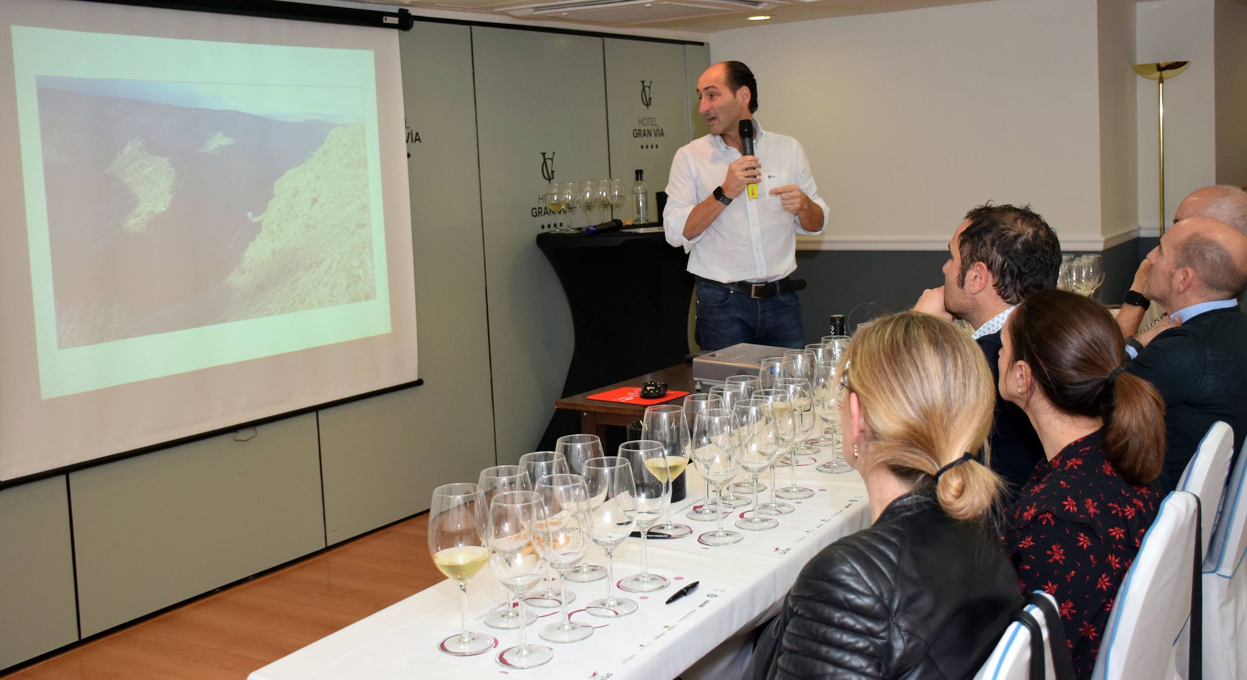 Pablo Eguzquiza, socio de la Compañía de Vinos de Telmo Rodríguez, presentó anoche en una espectacular cata una amplia muestra de vinos de pueblo y parcelarios de dos distantes proyectos de la Compañía: Ladeiras do Xil (Valdeorras), junto con las de Bodegas Lanzaga (Lanciego, Rioja). 