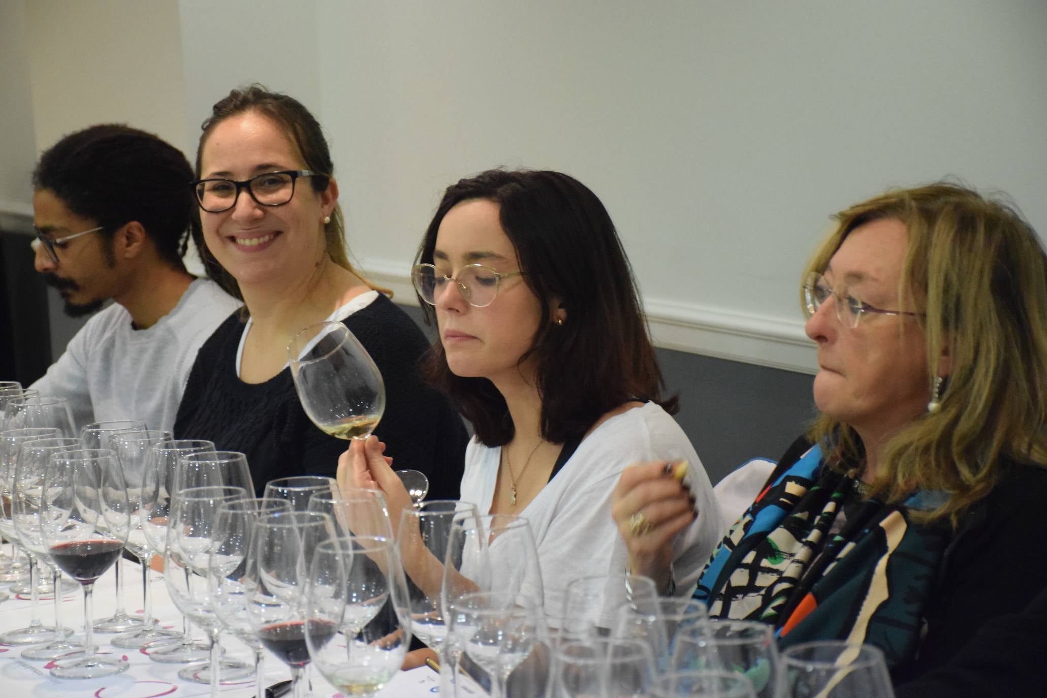 Pablo Eguzquiza, socio de la Compañía de Vinos de Telmo Rodríguez, presentó anoche en una espectacular cata una amplia muestra de vinos de pueblo y parcelarios de dos distantes proyectos de la Compañía: Ladeiras do Xil (Valdeorras), junto con las de Bodegas Lanzaga (Lanciego, Rioja). 