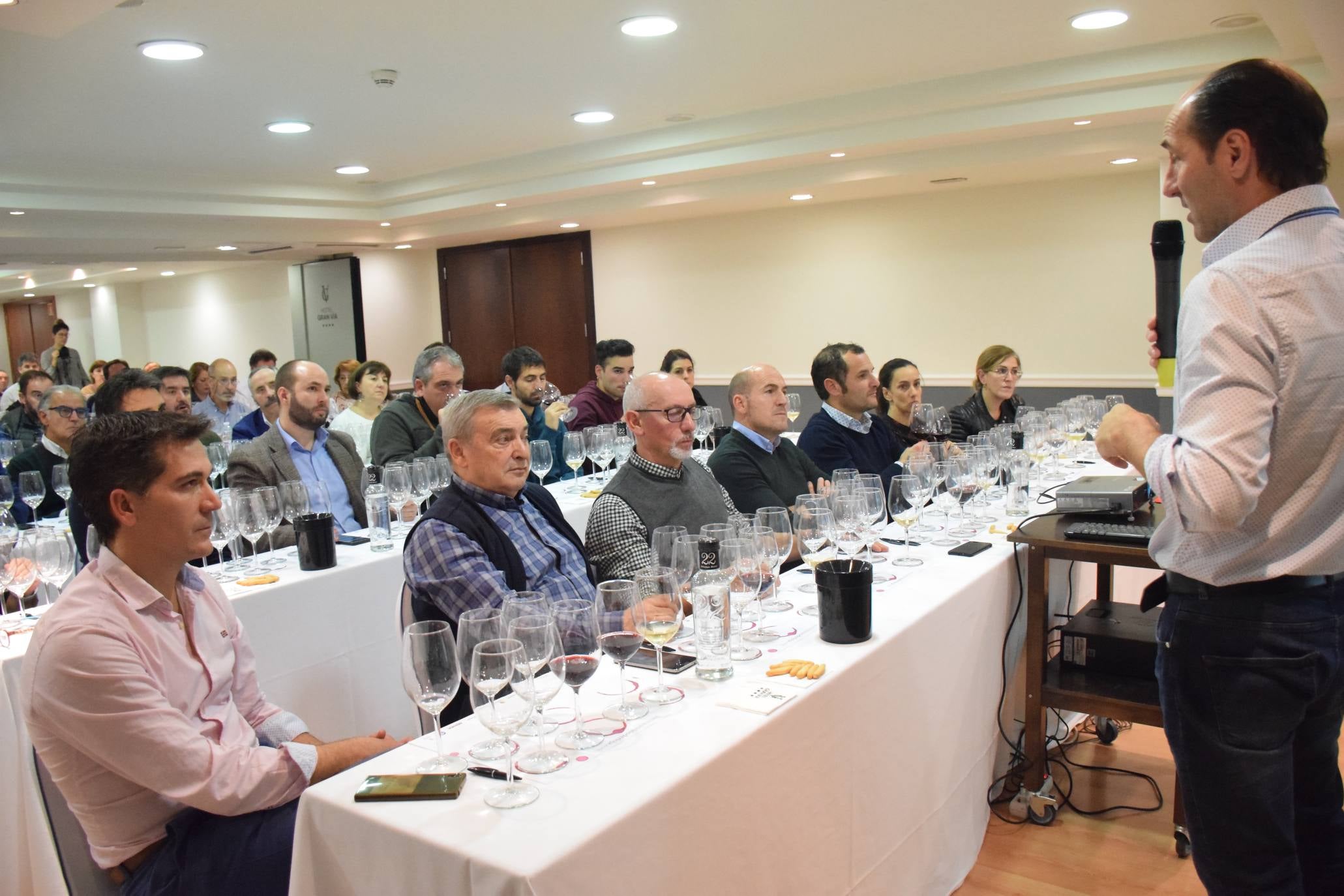 Pablo Eguzquiza, socio de la Compañía de Vinos de Telmo Rodríguez, presentó anoche en una espectacular cata una amplia muestra de vinos de pueblo y parcelarios de dos distantes proyectos de la Compañía: Ladeiras do Xil (Valdeorras), junto con las de Bodegas Lanzaga (Lanciego, Rioja). 