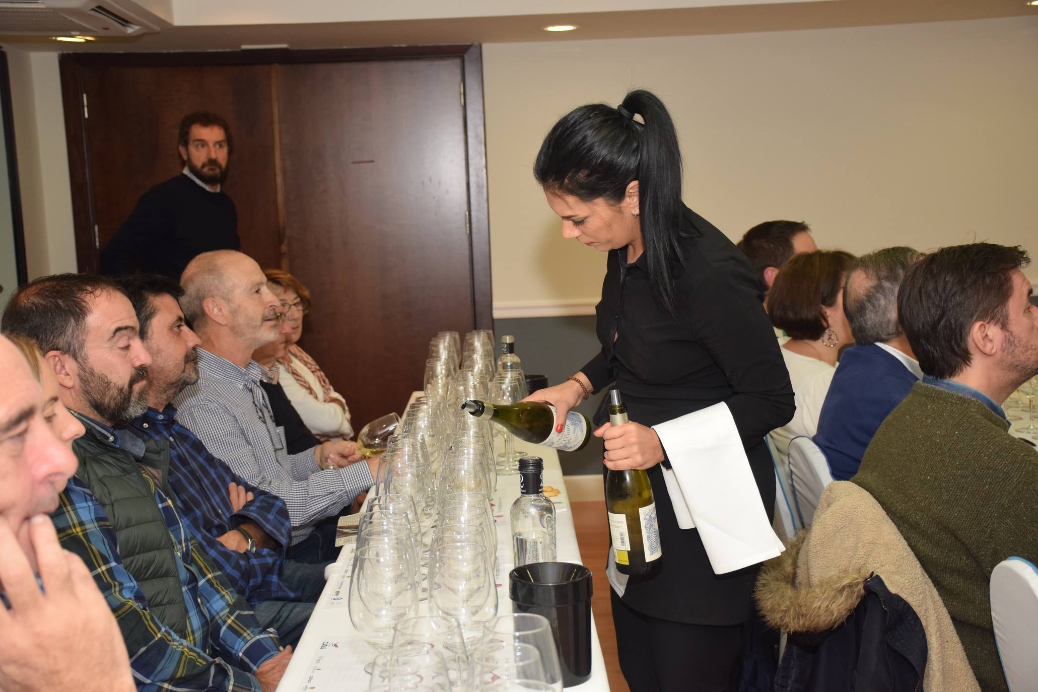 Pablo Eguzquiza, socio de la Compañía de Vinos de Telmo Rodríguez, presentó anoche en una espectacular cata una amplia muestra de vinos de pueblo y parcelarios de dos distantes proyectos de la Compañía: Ladeiras do Xil (Valdeorras), junto con las de Bodegas Lanzaga (Lanciego, Rioja). 