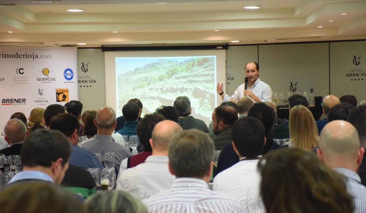 Pablo Eguzkiza explicando las terrazas donde se asienta el viñedo en el salón de catas del Hotel Gran Vía. 