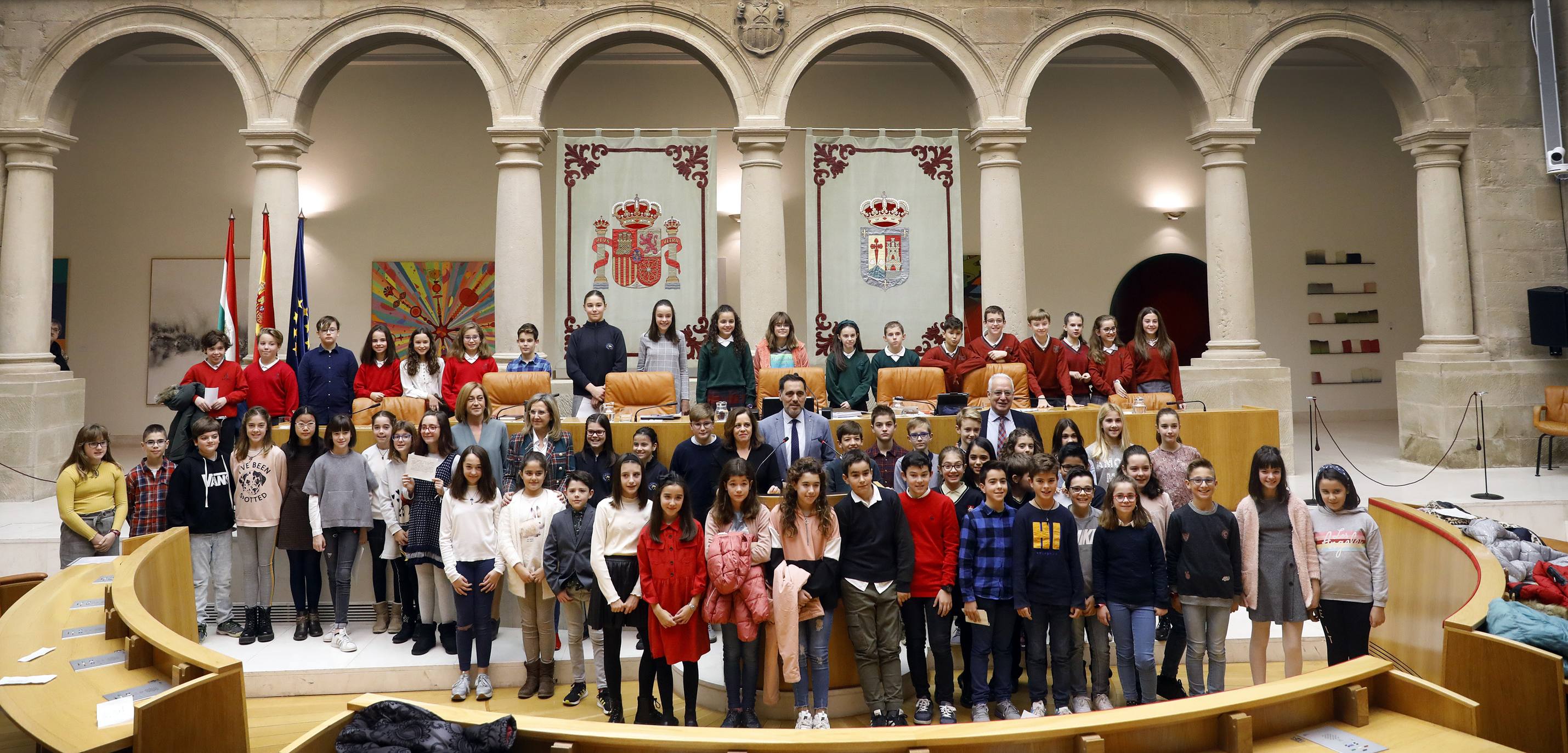 Varios niños han visitado el Parlamento para celebrar el Día de la Constitución. 