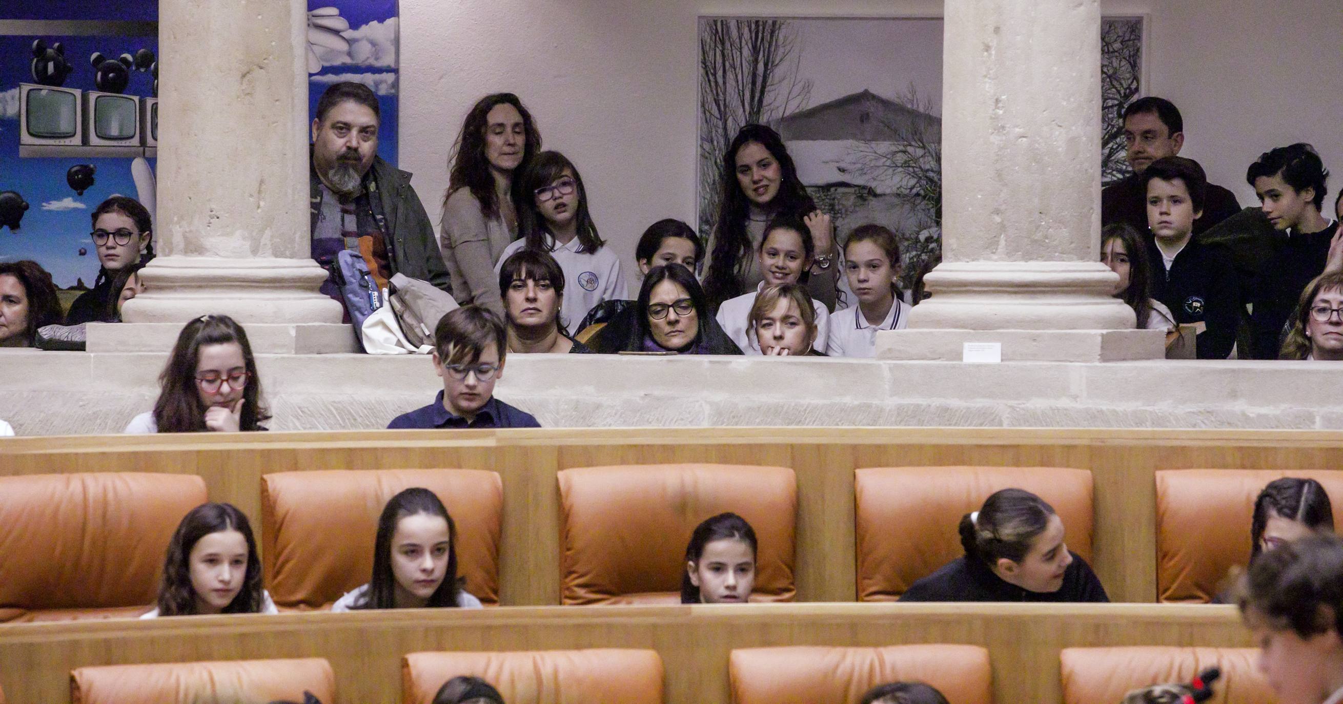 Varios niños han visitado el Parlamento para celebrar el Día de la Constitución. 