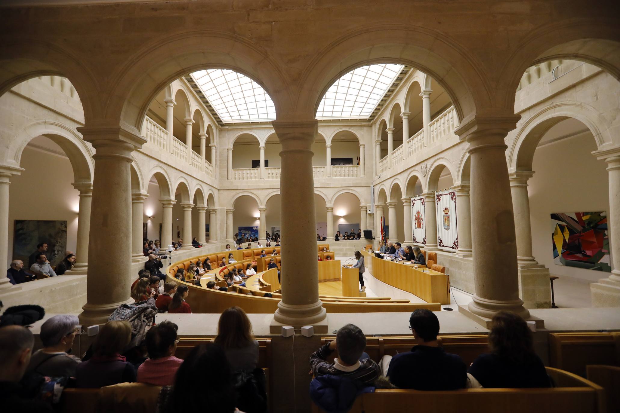 Varios niños han visitado el Parlamento para celebrar el Día de la Constitución. 