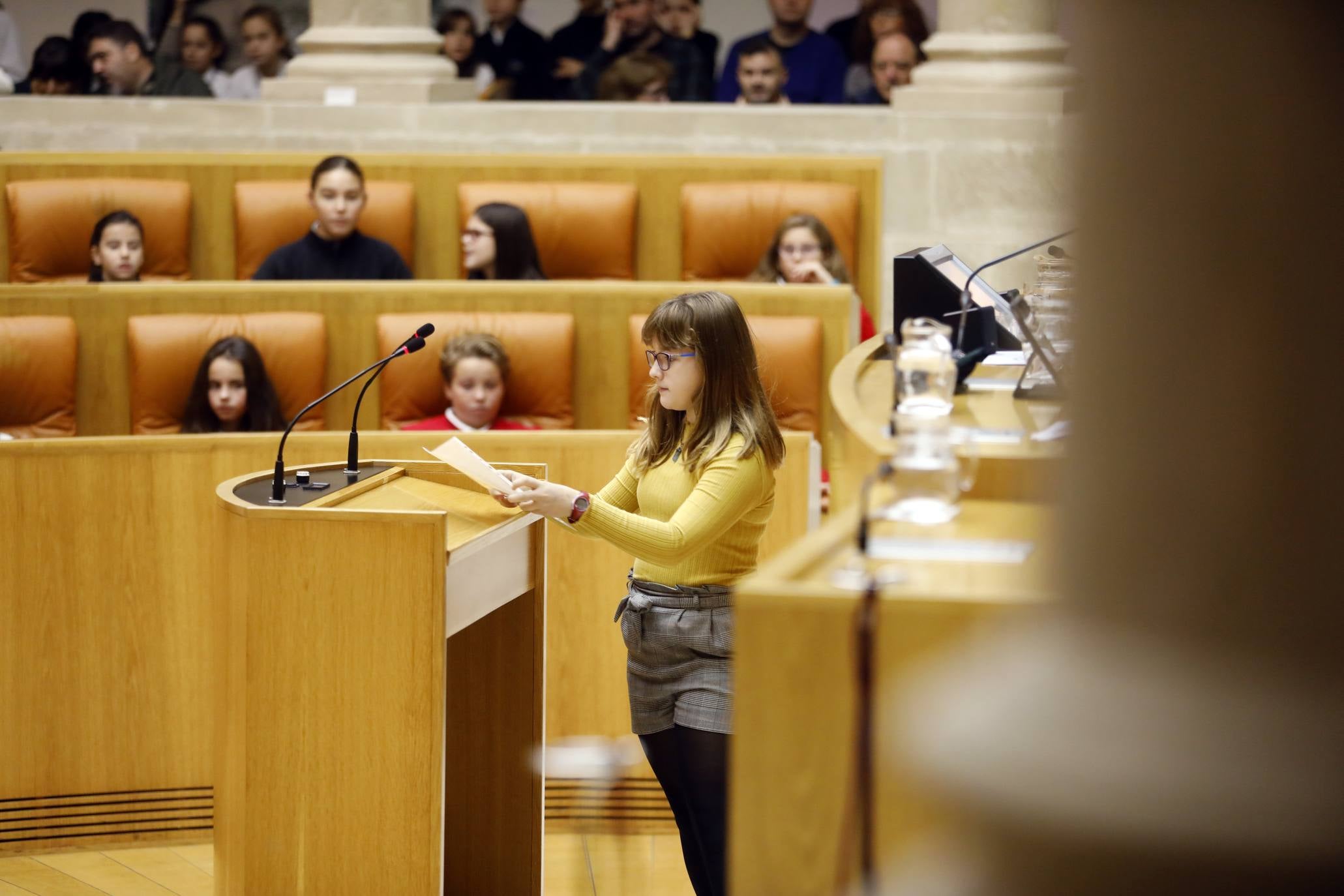 Varios niños han visitado el Parlamento para celebrar el Día de la Constitución. 