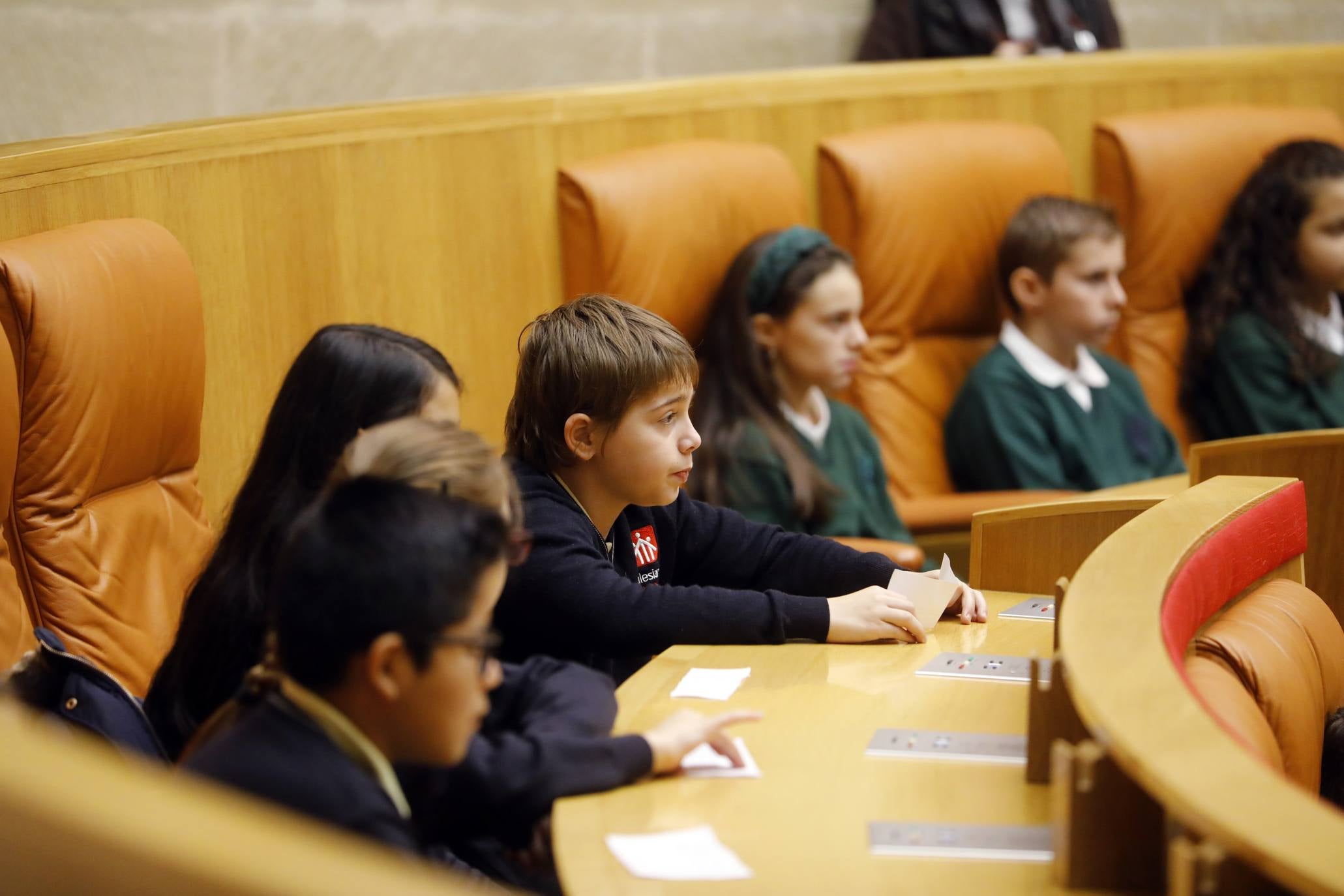 Varios niños han visitado el Parlamento para celebrar el Día de la Constitución. 