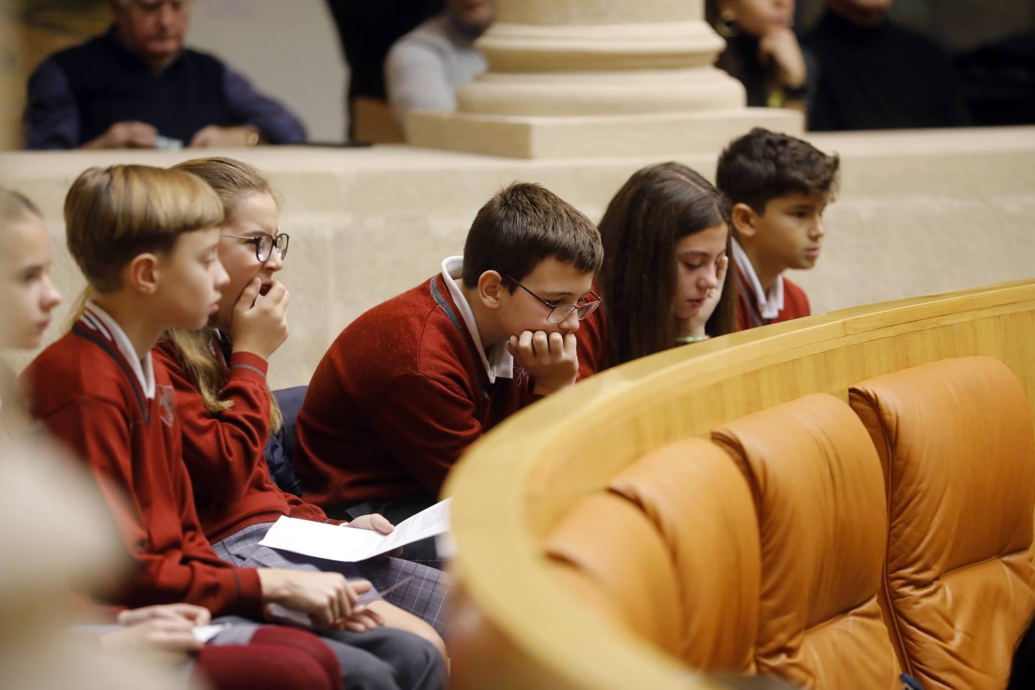 Varios niños han visitado el Parlamento para celebrar el Día de la Constitución. 