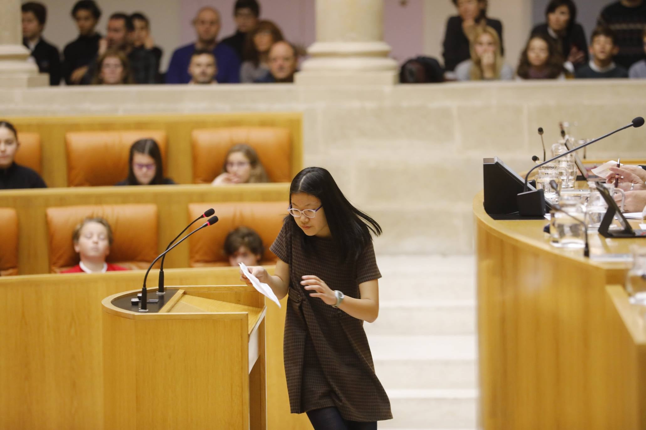 Varios niños han visitado el Parlamento para celebrar el Día de la Constitución. 