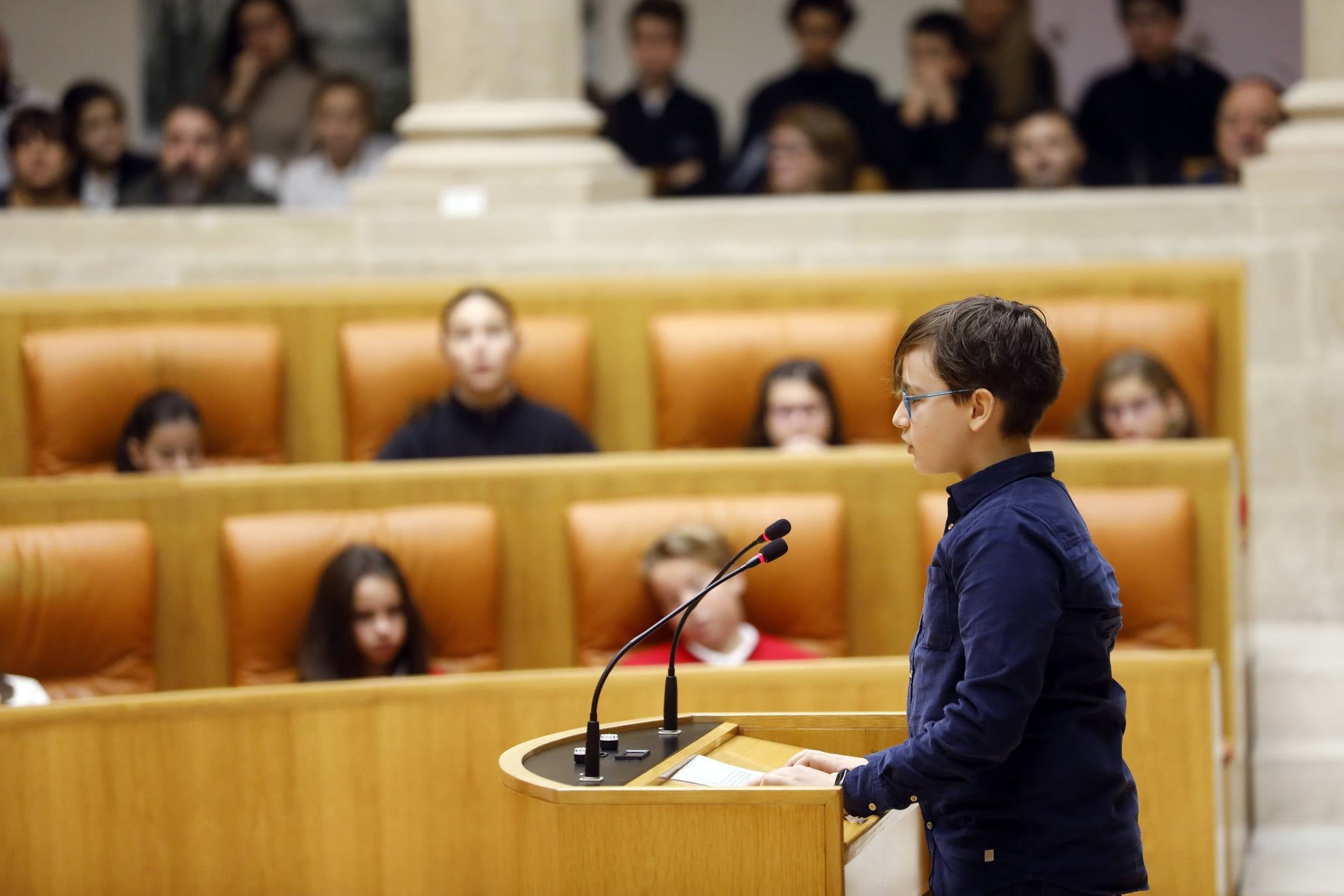 Varios niños han visitado el Parlamento para celebrar el Día de la Constitución. 