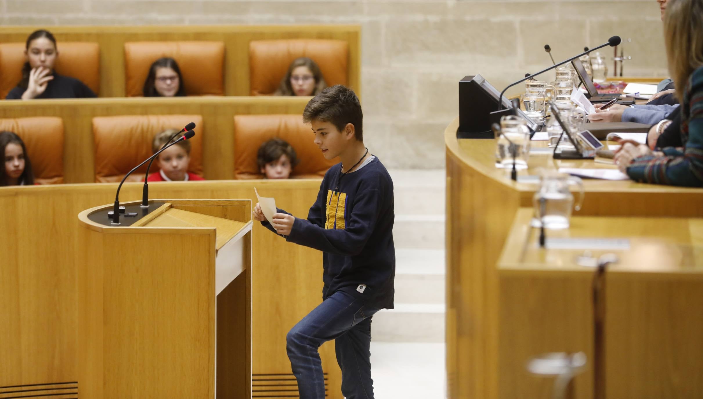 Varios niños han visitado el Parlamento para celebrar el Día de la Constitución. 