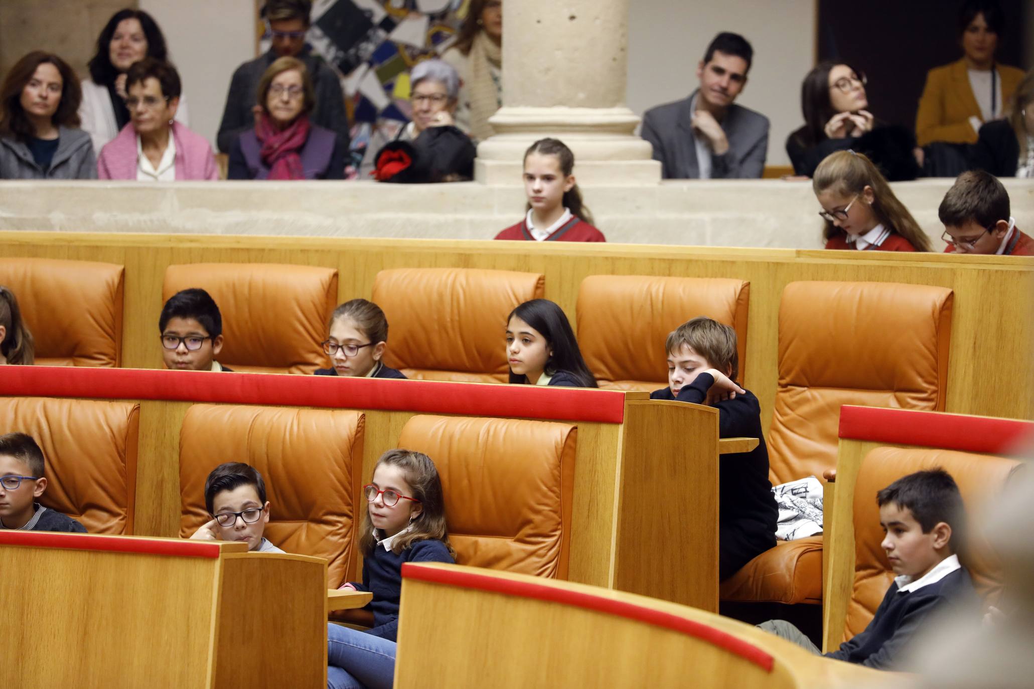 Varios niños han visitado el Parlamento para celebrar el Día de la Constitución. 