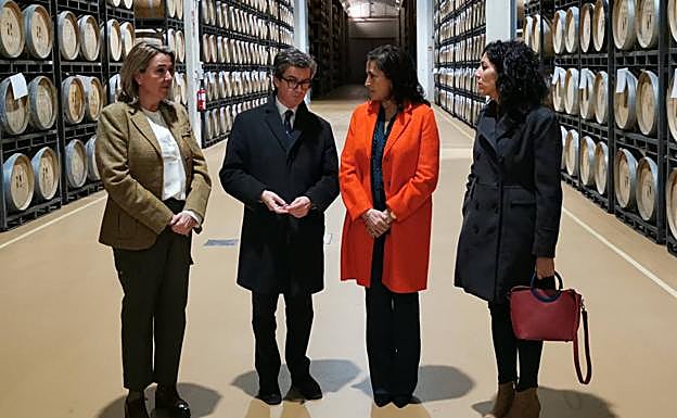 Hita, Urrutia, Andreu y Rivado en la nueva sala de barricas. 