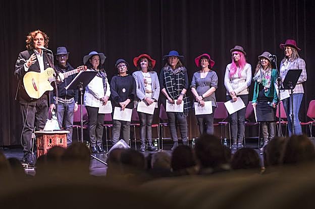 Paco Damas, acompañado por Alejandro Ramonda, Ana María Antoñanzas, Concha Bezares, Ana Victoria del Vigo, Carmen Nevot, Marian Alcalde, María Jesús Bárcenas, María Ángeles Matute y Beatriz Álvarez.