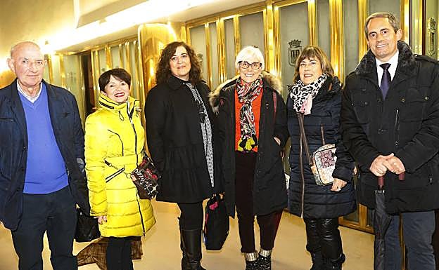 Julio, Asun Elizondo, Carmen Larena, Enma Rueda, Nati Pérez, José María Burgos y Alfonso, a punto de entrar al concierto.