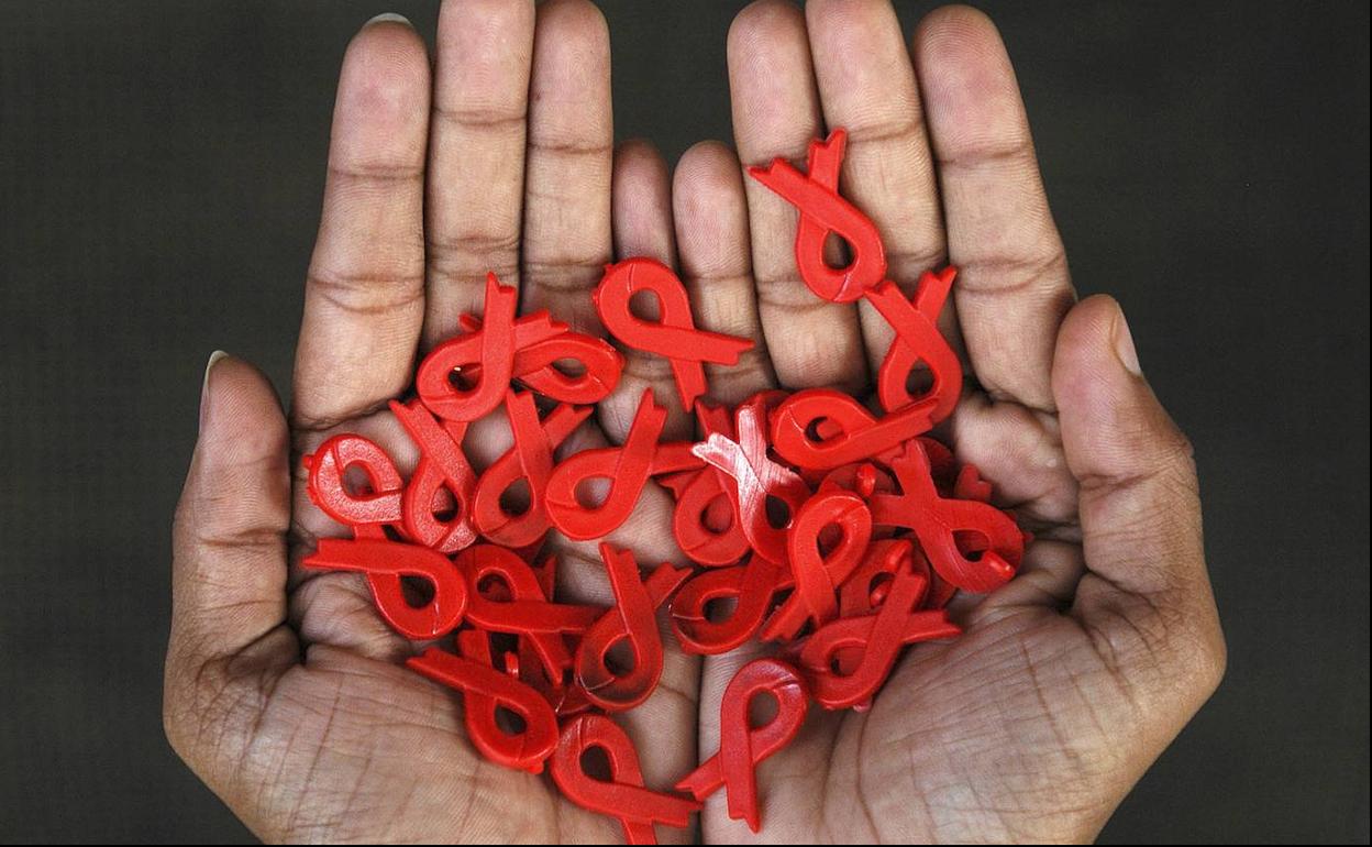 Medallas y pendientes con el símbolo de solidaridad con los enfermos del SIDA