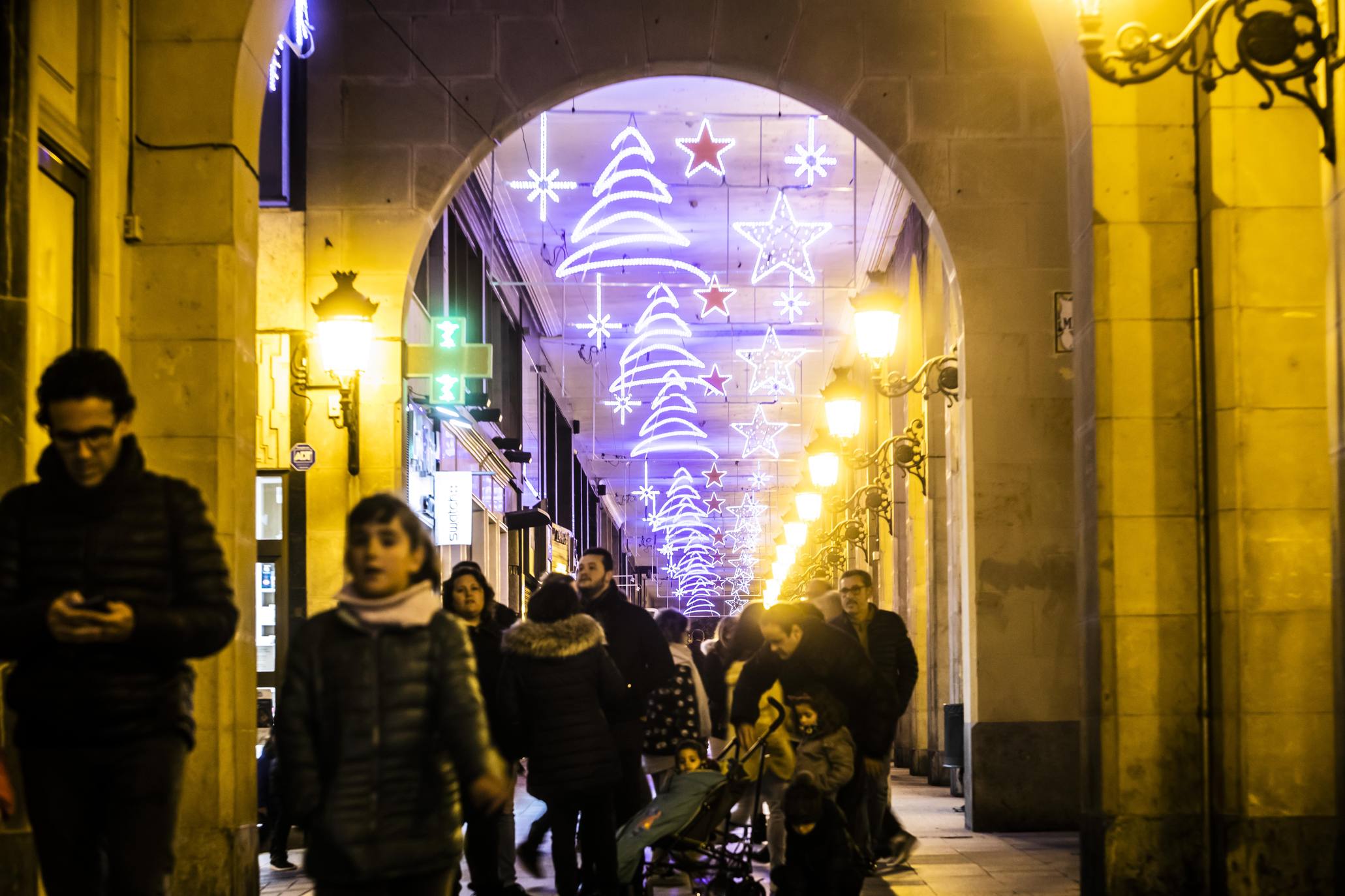 Las luces de Navidad iluminan Logroño