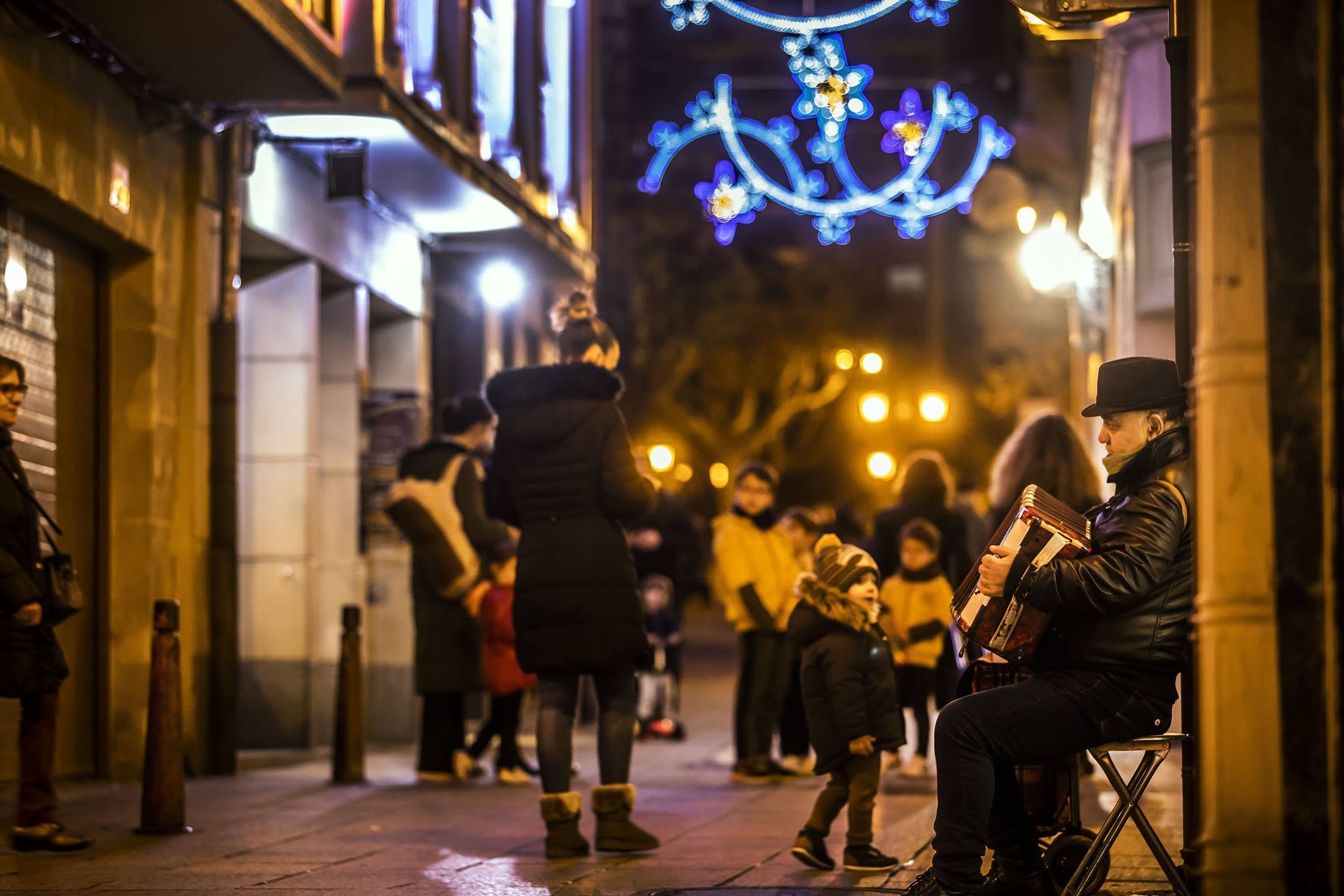 Las luces de Navidad iluminan Logroño