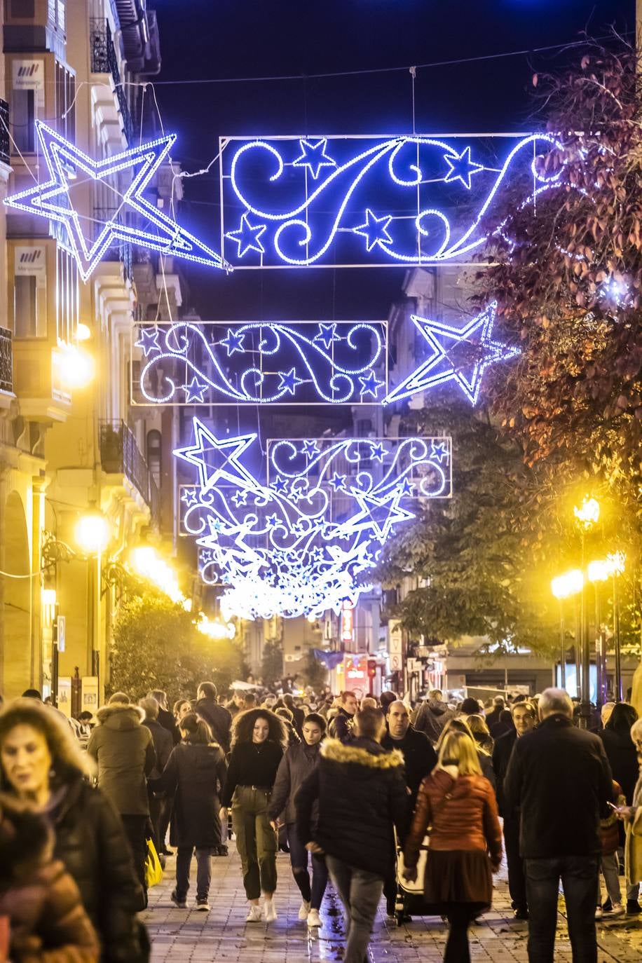 Las luces de Navidad iluminan Logroño