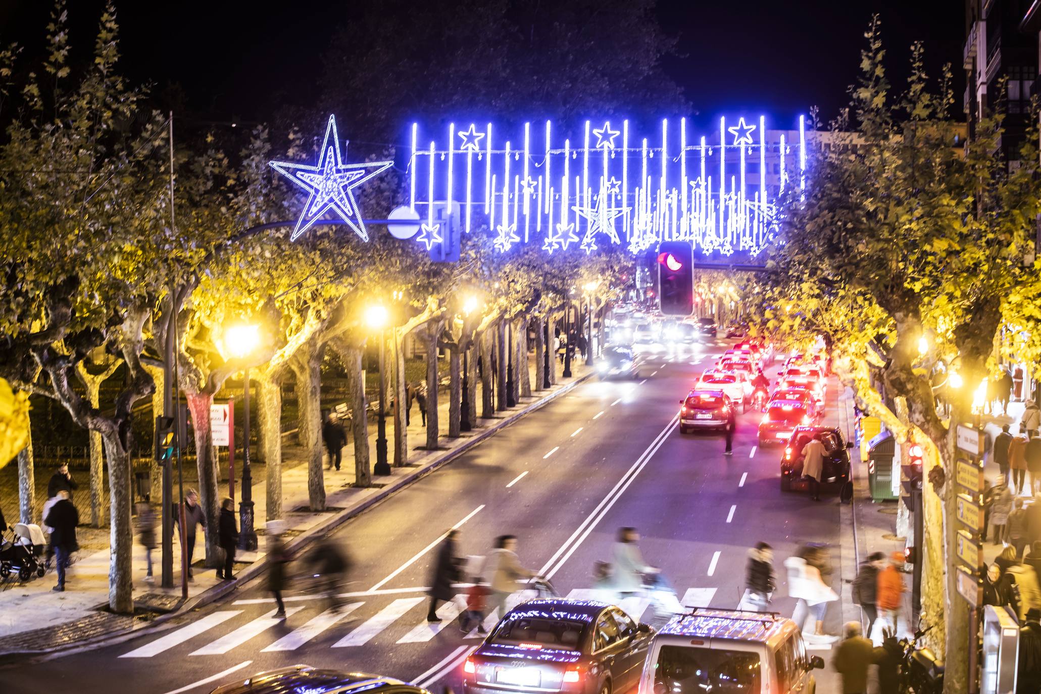 Las luces de Navidad iluminan Logroño