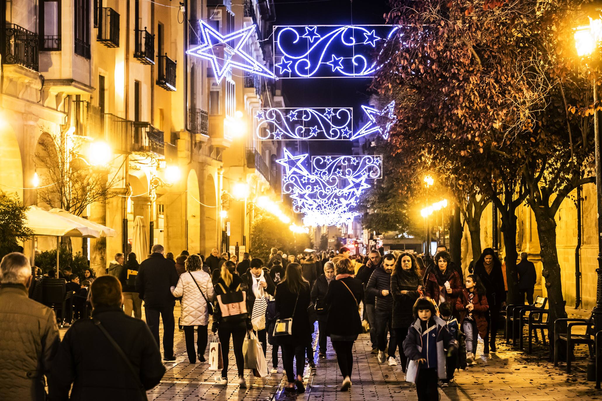 Las luces de Navidad iluminan Logroño