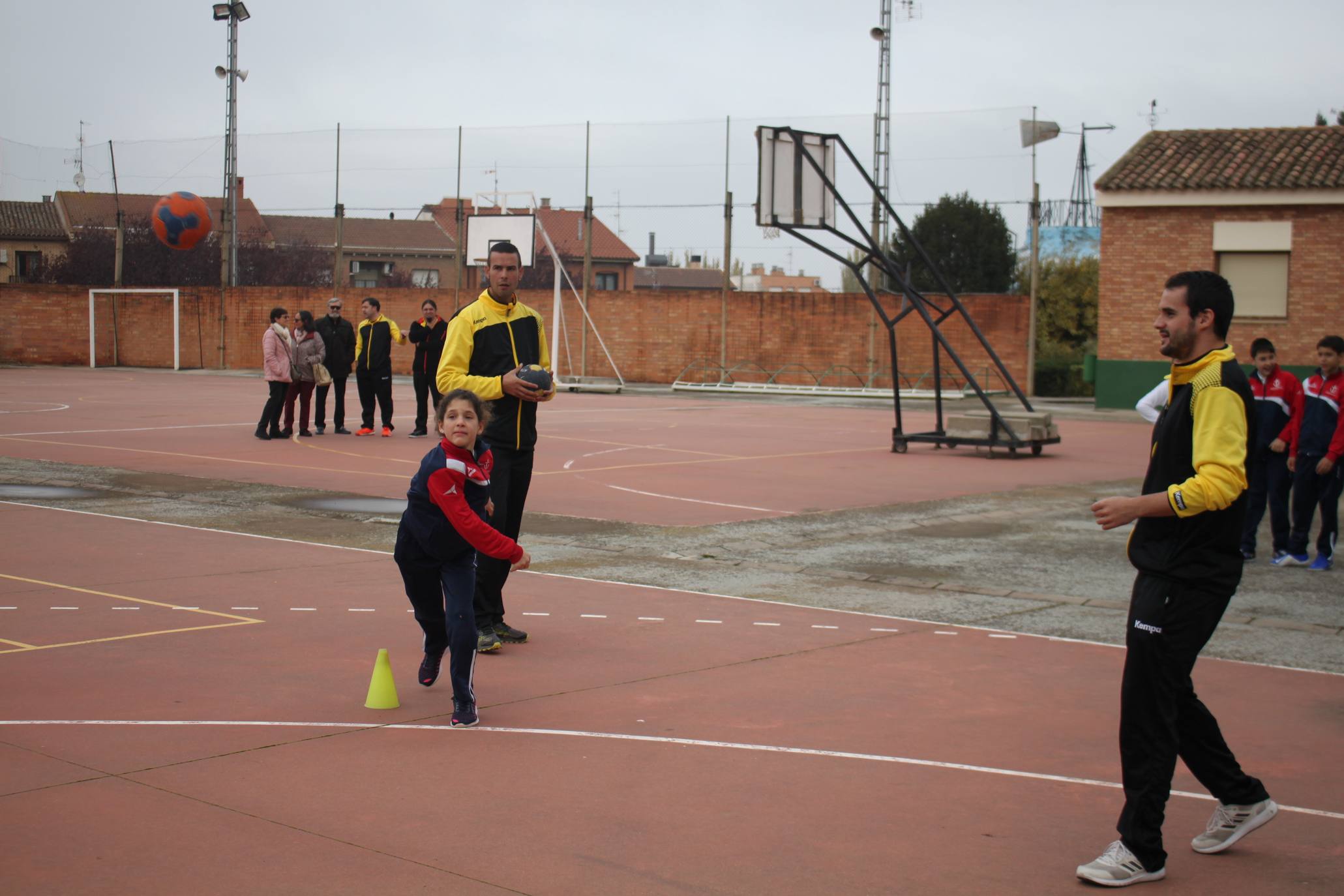 El colegio de Alfaro recibió una sesión informativa sobre la integración social a través del deporte. 