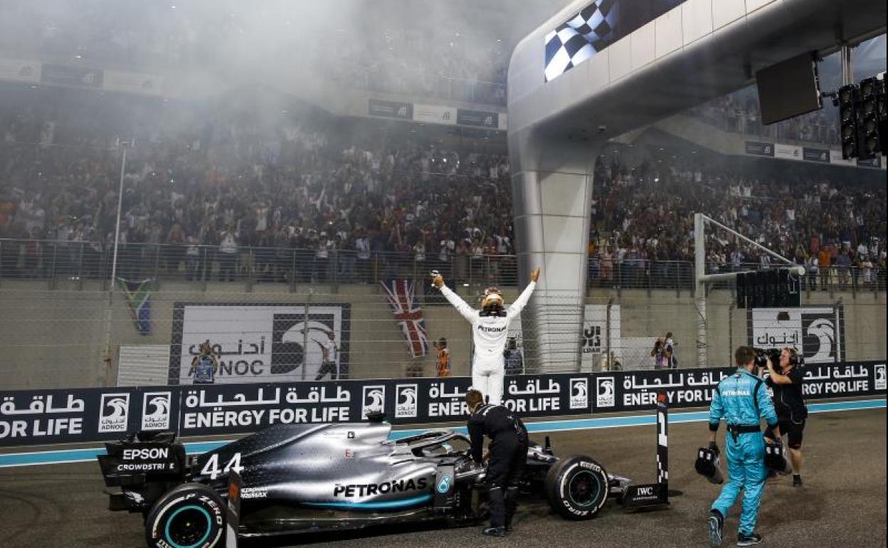 El británico Lewis Hamilton celebra su éxito en Abu Dabi. 